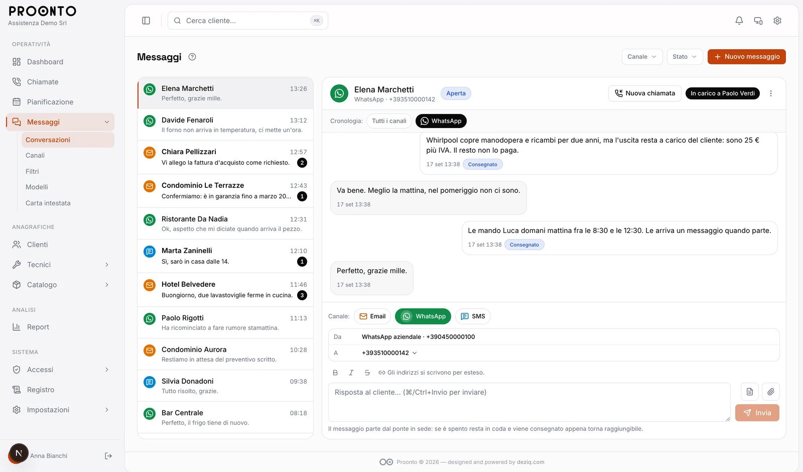 Il filo di un cliente in Proonto: i messaggi WhatsApp e le email nello stesso elenco, con la scheda del cliente in alto