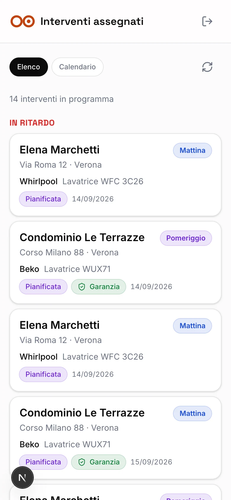 La vista del tecnico sul telefono: la coda degli interventi del giorno
